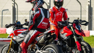 Ducati Hypermotard V2 2026 chốt giá tại Ấn Độ: Bản SP đắt hơn 100 triệu có gì đặc biệt?