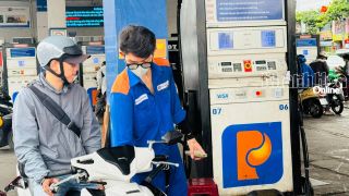 Giá xăng dầu sáng nay 25/10: E10 RON95 và E5 RON92 lùi về mốc cực rẻ bèo, Diesel chờ giảm sâu? Giá đầy bình xe máy Honda