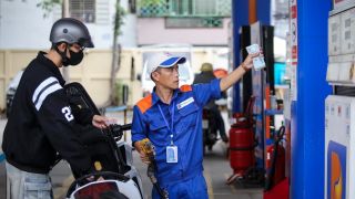 Giá xăng dầu hôm nay 25/10: E5 RON 92 giảm rất gần đáy, E10 RON 95 đã rẻ hơn đỉnh 6.200 đồng, giá đầy bình các mẫu xe số