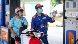Giá xăng dầu hôm nay 26/10: Dầu còn cách đáy 8.000 đồng, E10 RON 95 và E5 RON 92 giảm rất rẻ, giá đầy bình ô tô Honda