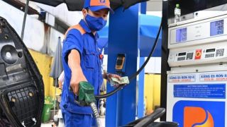 Giá xăng dầu trưa nay 25/10: E5 RON 92 lại vừa giảm rất mạnh, E10 RON 95 giờ không còn xa đáy, giá đầy bình xe ga 110cc