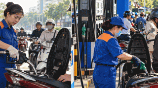 Giá xăng dầu trưa hôm nay 26/10: Xăng E5, xăng E10 sát vùng đáy? Petrolimex giảm giá sâu thêm? 