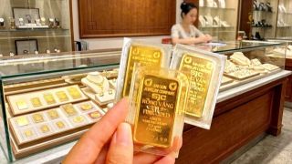 Giá vàng SJC mất gần 2 triệu đồng/lượng trong một tuần, người mua đỉnh lỗ gần 5 triệu đồng