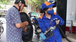 Giá xăng dầu chiều nay 27/10: Xăng E10 RON 95 ‘rơi tự do’, E5 RON 92 còn cách đáy 6.200 đồng, giá đầy bình xe ga 110cc