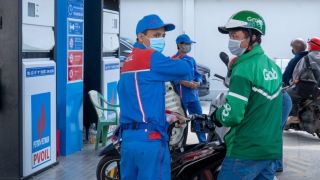 Giá xăng dầu hôm nay 28/10: E5 RON 92 giảm gần chạm đáy, E10 RON 95 thậm chí còn rẻ hơn, giá lăn bánh VinFast VF 3