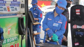 Giá xăng dầu trưa nay 27/10: E5 RON 92 và E10 RON 95 tụt ‘mất phanh’, chỉ cách đáy chút ít, giá đầy bình các mẫu xe số