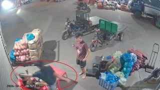 Camera ghi lại cảnh người đàn ông đấm, đá liên tiếp 1 thanh niên ở Quảng Ninh, nạn nhân chỉ biết chịu trận