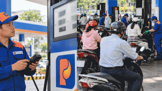 Giá xăng dầu trưa nay 28/10: Dầu đảo chiều tăng mạnh? Dự báo xăng E5 tăng hơn 1000 đồng/lít, xăng E10 tiến sát đỉnh?