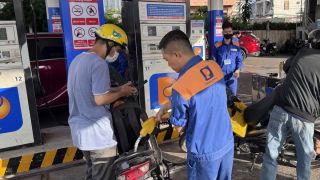 Giá xăng dầu trưa 29/10: RON 92 và E10 RON 95 giảm cực mạnh, dầu diesel rẻ hơn đỉnh bao nhiêu? Giá đầy bình ô tô Toyota