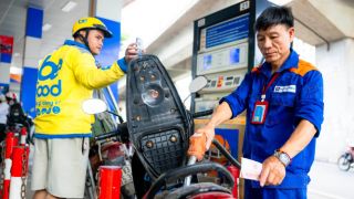 Giá xăng dầu tối 30/10: Dầu diesel cách đáy 9.000 đồng, E10 RON 95 và RON 92 vẫn rẻ, giá lăn bánh Toyota Corolla Cross