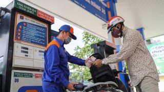 Giá xăng dầu trưa 30/10: Dầu diesel tăng qua mốc 30.000 đồng/lít, E10 RON 95 và RON 92 vẫn rẻ? Giá lăn bánh VinFast VF 8