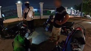 Đang vá xe giúp người đi đường, tài xế xe ôm bất ngờ bị người đàn ông dọa đánh giữa phố
