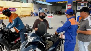 Giá xăng dầu trưa 31/10: E10 RON 95 vẫn rẻ, RON 92 nhỉnh hơn chút ít, dầu cách đỉnh 14.500 đồng, giá đầy bình ô tô Honda