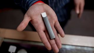 Từ việc hút vape gây viêm phổi chết người, Mỹ đề nghị cấm bán thuốc lá điện tử tự do 