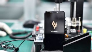 Vsmart Lux giá 20 triệu bặt vô âm tín, Vingroup quyết không đi theo vết xe đổ của BPhone?
