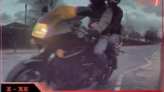 Video: Tức giận vì bị ô tô vượt mặt, biker lao lên làm hành động bất ngờ