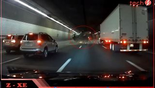 Video: Khoảnh khắc kinh hoàng trước khi xe tải lật ngửa trong đường hầm