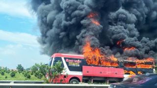Ô tô giường nằm đột ngột bốc cháy trên đường cao tốc, hành khách thoát hiểm trong gang tấc