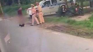 Người đàn ông tụt quần giữa đường để đấu lý với đội CSGT