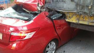 Toyota Vios bẹp dúm dưới gầm xe tải, cô gái chết thảm trước ngày cưới