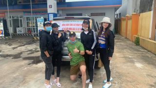 4h sáng, Lê Dương Bảo Lâm cùng vợ chồng Trường Giang và các nghệ sỹ tới cứu trợ người dân Đồng Hới