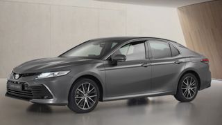 Toyota Camry Hybrid 2021 chính thức lộ diện: Quyết 'soán ngôi' Honda Accord, trang bị siêu đỉnh cao