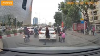 Nữ tài xế Mazda dừng xe ngẫu hứng giữa đường để đón con, hình ảnh đứa bé ngơ ngác khiến CĐM phẫn nộ