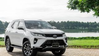 Toyota Fortuner phiên bản mới chính thức về đại lý, 'đè bẹp' Hyundai SantaFe bằng giá bán
