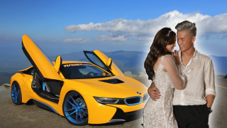 Bùi Tiến Dũng 'bỏ mặc' bạn gái Tây, mang siêu xe BMW i8 đưa nữ giám đốc quyền lực đi chơi ngày 8/3
