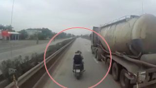 Honda SH ngang nhiên 'bố đời' đánh võng trước xe tải, dân tình 'phát điên' vì chi tiết này