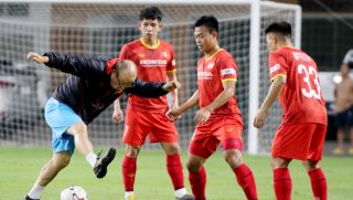 Trực tiếp ra sân hướng dẫn Đội tuyển Việt Nam, HLV Park Hang Seo gặp chấn thương ngay sát VL WC2022