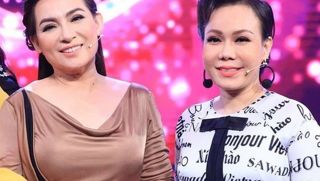 Xót xa cảnh Việt Hương ôm tro cốt Phi Nhung vừa đi vừa khóc lúc đáp sân bay Mỹ