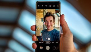 Mẹo Selfie 'rảnh tay' cực đỉnh trên điện thoại Samsung