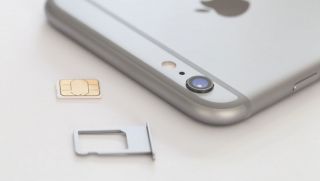 iPhone 15 sẽ là chiếc smartphone đầu tiên không có khe cắm sim vật lý