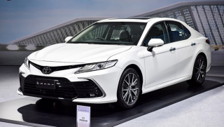 Giá xe Toyota Camry 2022 lập kỷ lục tại đại lý: 'Giật đùng đùng' khiến Honda Accord ngỡ ngàng