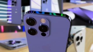 iPhone 14 Pro sẽ có cụm camera lớn hơn, chất lượng hơn khiến Samsung Galaxy S22 Ultra 'ra chuồng gà'