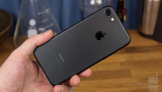 Giá iPhone 7 tháng 6/2022 'giảm sập sàn', giá ngang 'vua giá rẻ' Redmi 10C