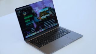 MacBook Pro M2 có gì đáng mua hơn bản M1?