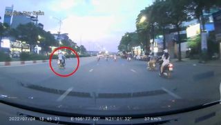 Clip người phụ nữ bị 2 xe đâm liên tiếp khiến dân tình rùng mình, nguyên dân do áo chống nắng