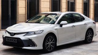Toyota Camry 2022 'xưng vương' doanh số tháng 6/2022: Công nghệ đe nẹt Honda Accord, Kia K5