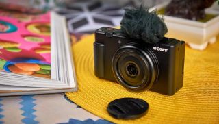 Sony ra mắt máy ảnh nhỏ gọn ZV-1F dành cho các vlogger và content creator