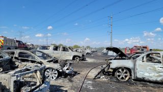 Video: Hơn 73 chiếc ô tô tại bãi đỗ xe bốc cháy ngùn ngụt do tàn thuốc lá