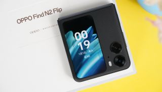 Trên tay OPPO Find N2 Flip: Gập nhỏ, mở to, màn phụ khổng lồ ăn đứt Galaxy Z Flip4