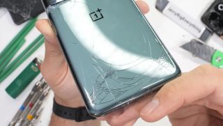 OnePlus 11 có độ bền tốt đến ngạc nhiên, chuyên gia tấm tắc khen hay