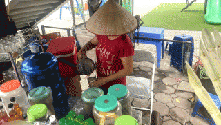 Hà Nội: Bán trà đá vỉa hè thu nhập trung bình khoảng 50 triệu đồng/tháng?