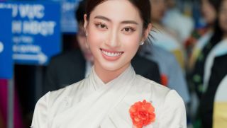 Hoa hậu Lương Thùy Linh ghi điểm với hành động vô cùng tinh tế tại trường học
