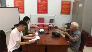 Một thanh niên chạy xe ẩu bị cụ ông 71 tuổi đánh gãy sống mũi