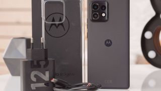 Mở hộp, trên tay Motorola Edge 40 Pro sạc siêu nhanh chỉ trong vòng 24 phút