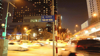 Hà Nội: Cô gái khóc ngất khi chứng kiến cảnh bạn trai gieo mình từ tầng 6 xuống đất sau khi cãi nhau