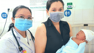 Cần Thơ: Ê kíp bác sĩ tiến hành ấn tim và bóp bóng khi bé chào đời không thở, không khóc